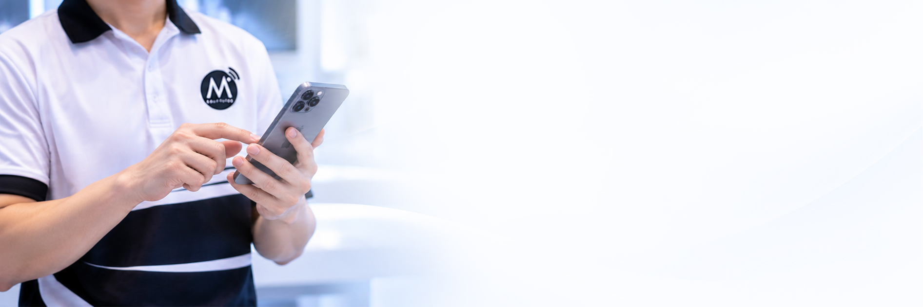 MobileRelation staff holding a smartphone ready for trade-in